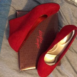 Women’s Deflex Comfort Red Suede Wedges Size 9
